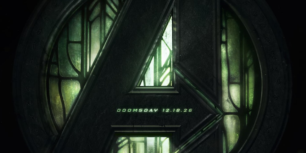 Logo des Avengers avec date de 'Doomsday' en vert opaque.