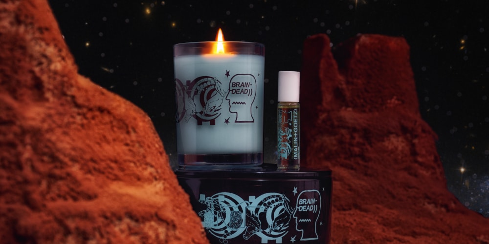 Bougie allumée et flacon en décor de paysage martien.