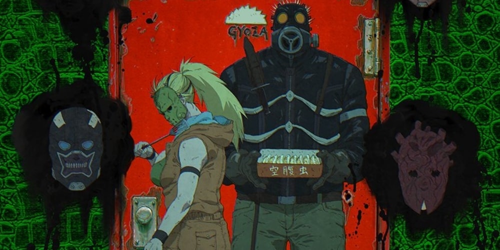 Hommes masqués et une femme devant une porte rouge avec des masques autour.