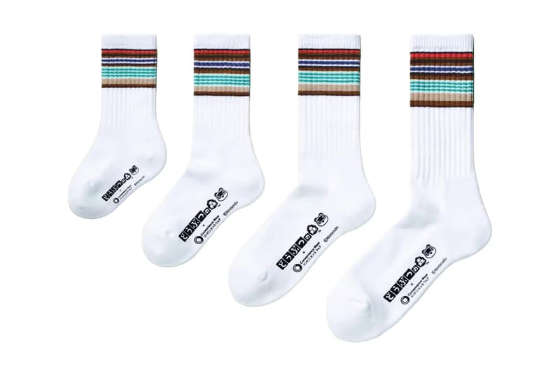 Deux paires de chaussettes blanches avec rayures colorées