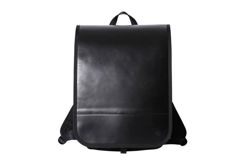 Sac à dos noir au design moderne et minimaliste, vue de face.