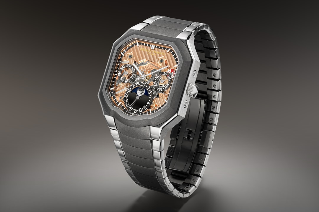 Montre argentée avec cadran complexe et calendrier lunaire.