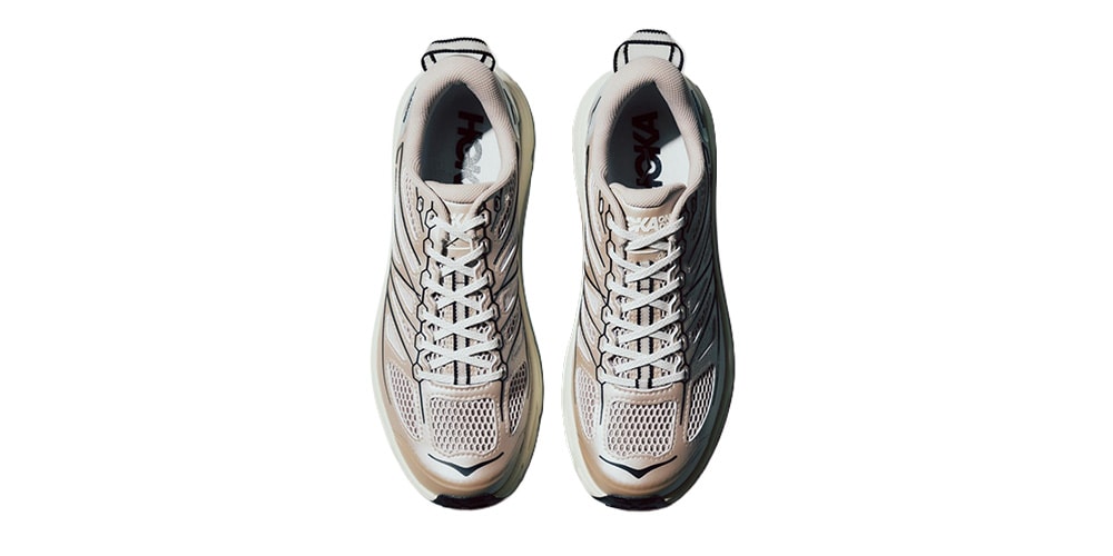 Paire de baskets blanches vues de dessus sur fond blanc.