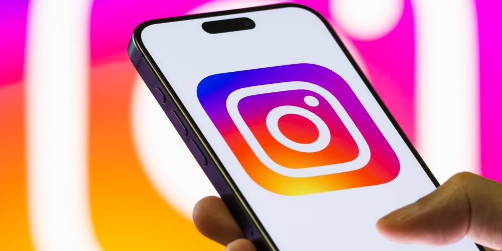 Téléphone affichant le logo Instagram en gros plan