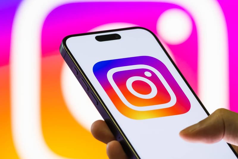Logo Instagram sur un smartphone avec fond flou coloré.