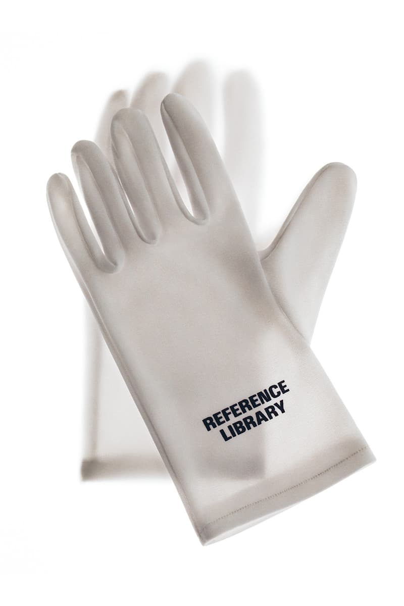 Gants blancs avec texte 'REFERENCE LIBRARY' en noir sur un poignet.