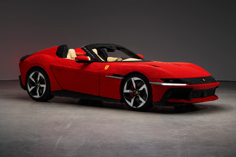 Voiture rouge et noire en LEGO avec détails réalistes, sur fond neutre.