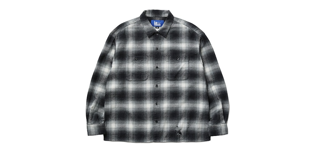 Chemise à carreaux noirs et blancs, manches longues.