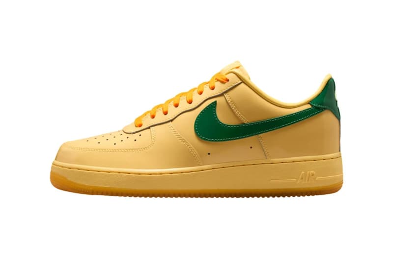 Chaussure jaune avec logo vert et semelle en gomme.