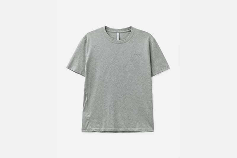 T-shirt gris uni sur fond blanc.