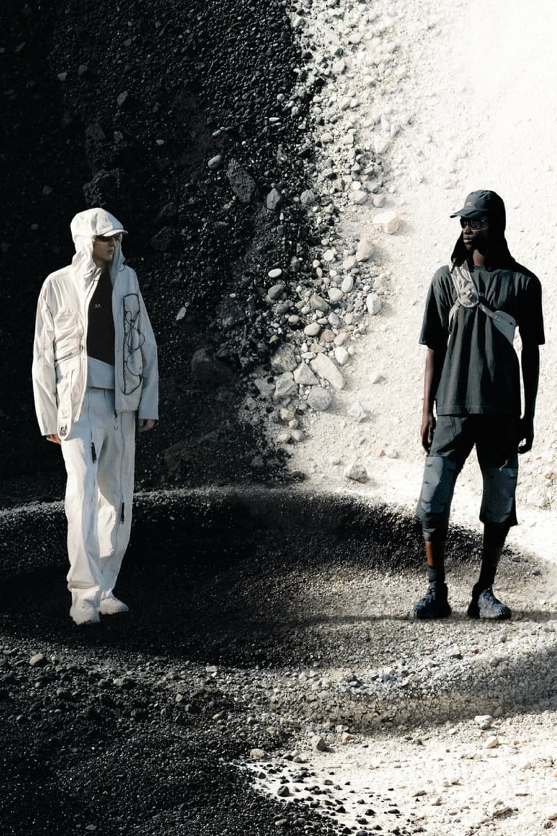 Deux personnes en vêtements modernes devant un fond noir et blanc.