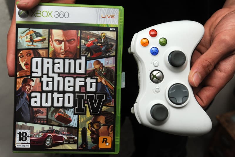 Jeu Xbox 360 Grand Theft Auto IV avec manette blanche.