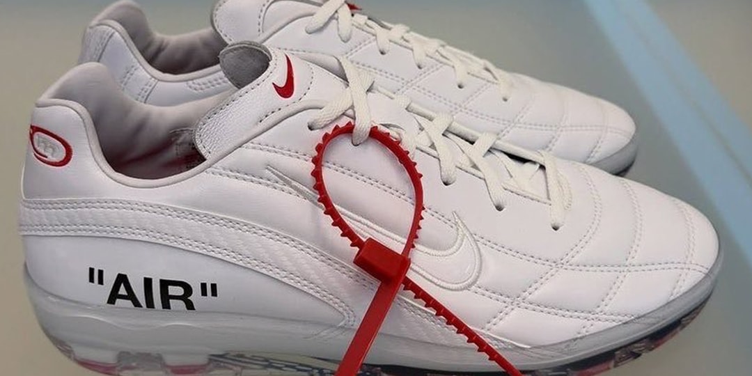 Chaussures blanches avec logo, TEXTE et attache rouge.