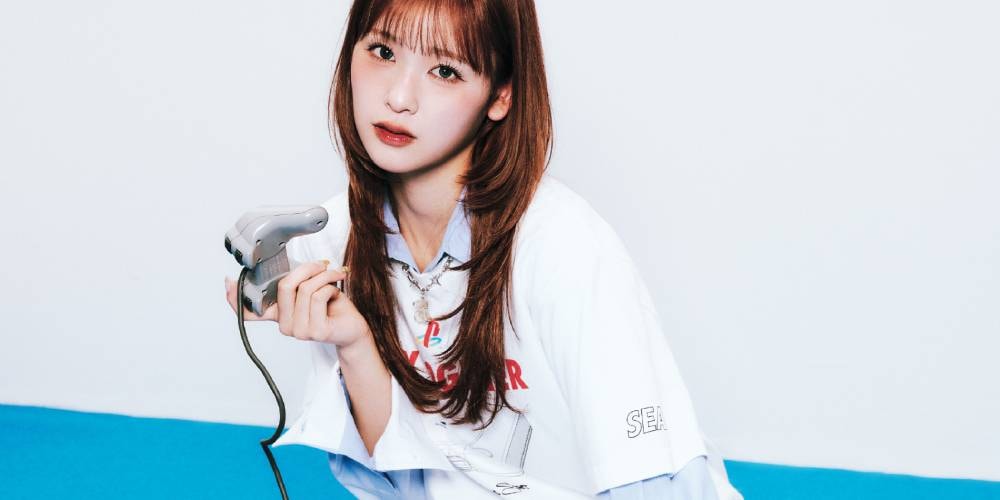 Femme tenant une manette de jeu, fond bleu et blanc.