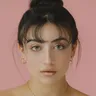 Portrait de Yasmine Ouali, critique design chez Hors Paire